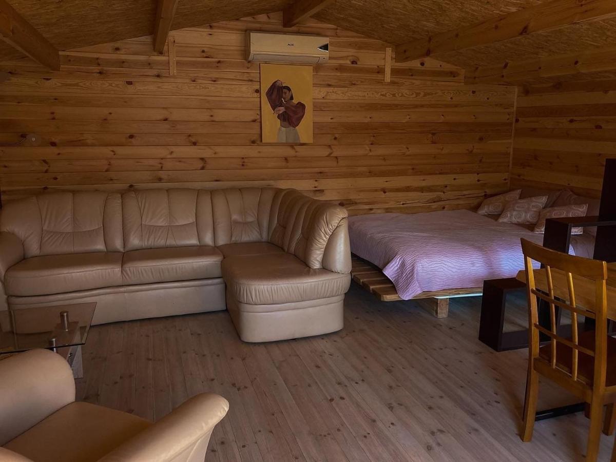 Starp Debesim Un Zemi Guest House Krāslava Exterior foto