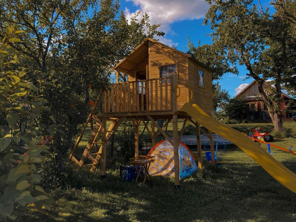 Starp Debesim Un Zemi Guest House Krāslava Exterior foto