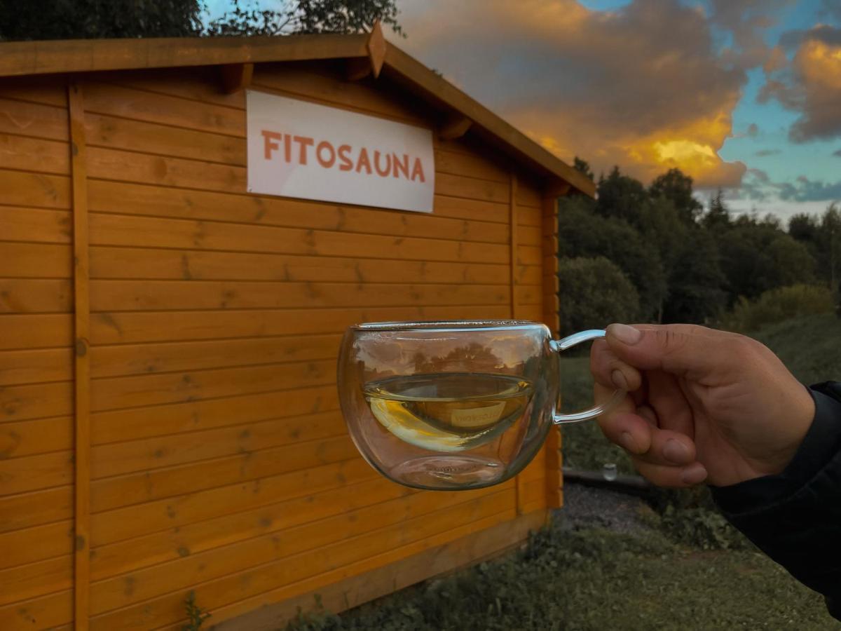 Starp Debesim Un Zemi Guest House Krāslava Exterior foto